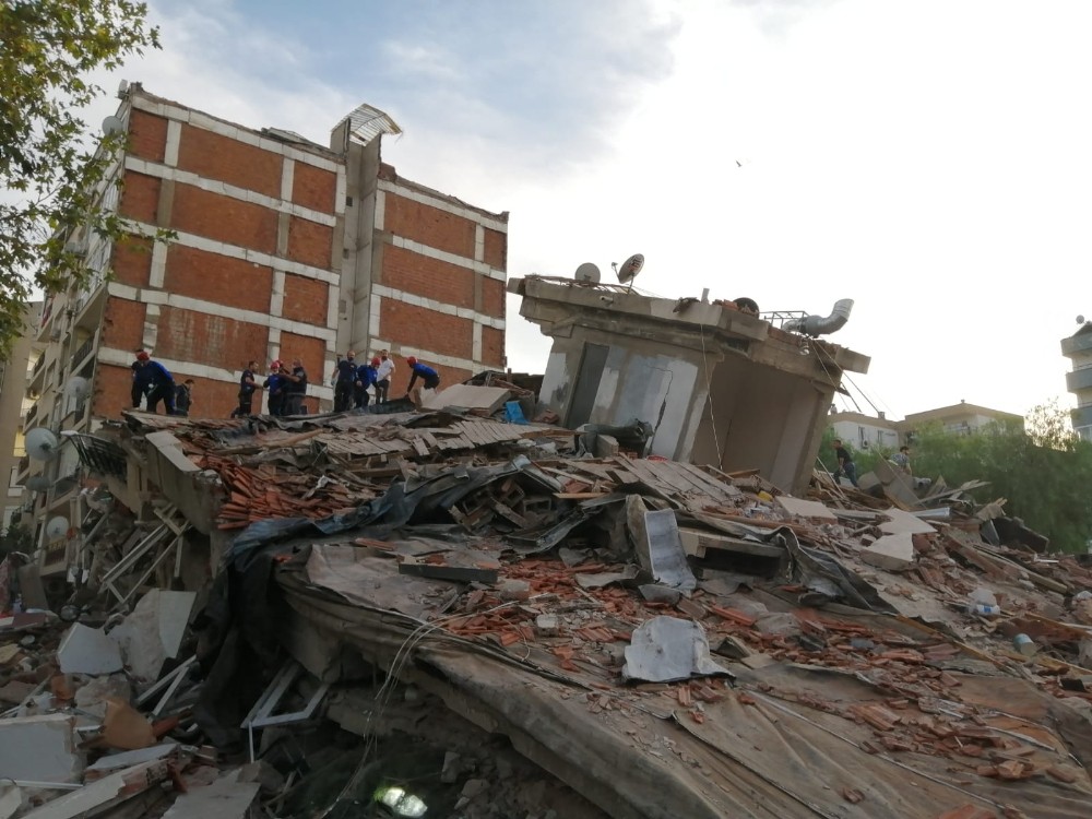 İzmir'deki depremde yıkılan binadan 7 kişi kurtarıldı
