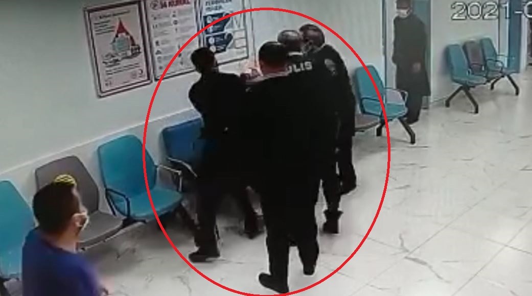 Sokakta darp edilen şahsın hastanede polise tokat atma anı kamerada

