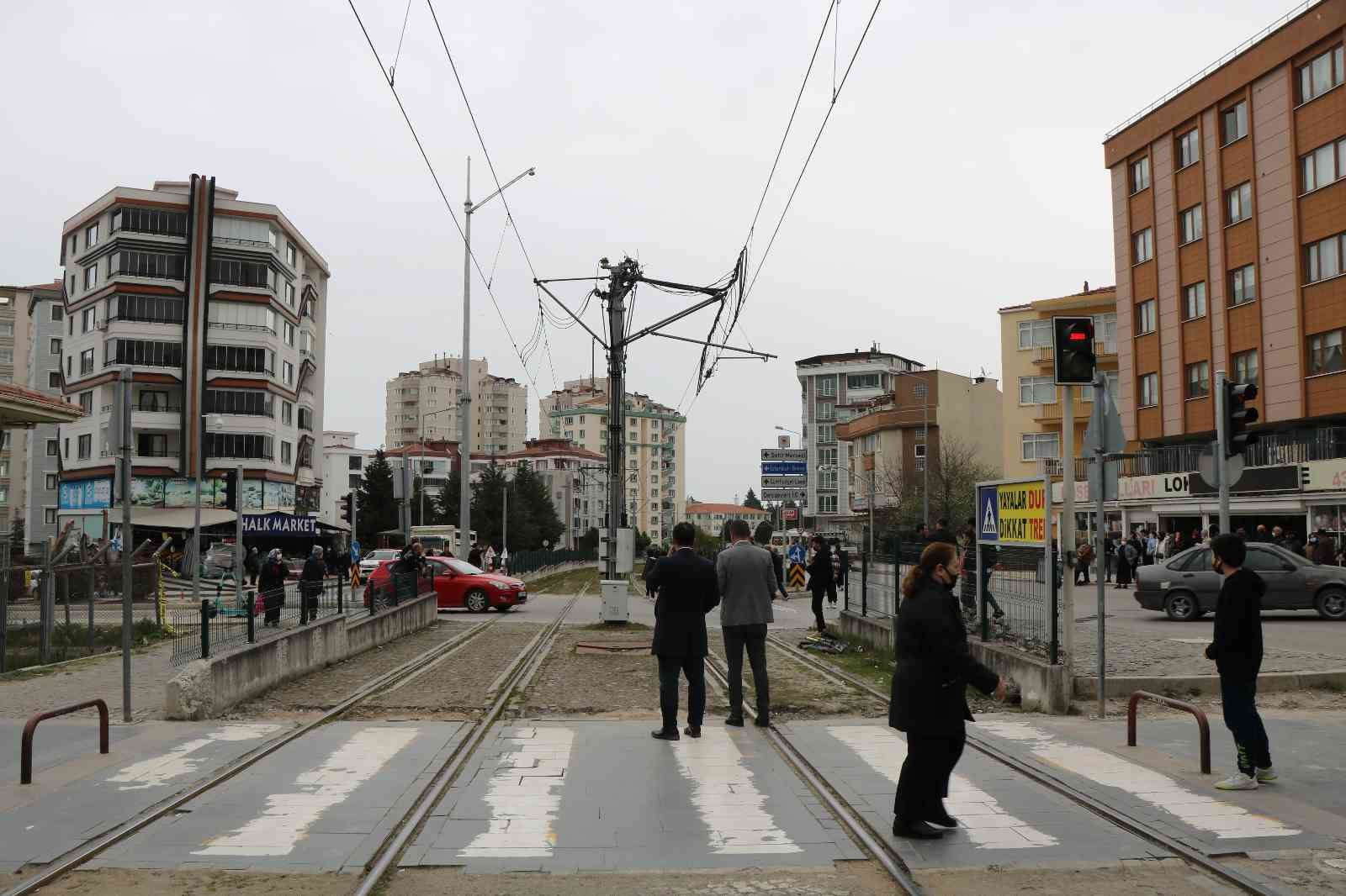 Vinç tramvay hattının elektrik telini kopardı, seferler aksadı
