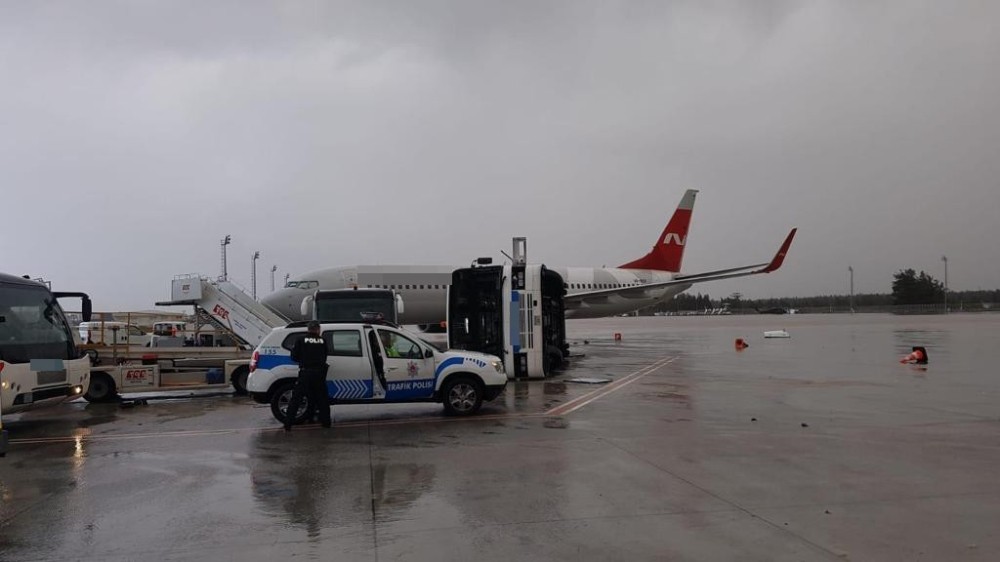 Antalya Havalimanı'nda hortum: 11 yaralı

