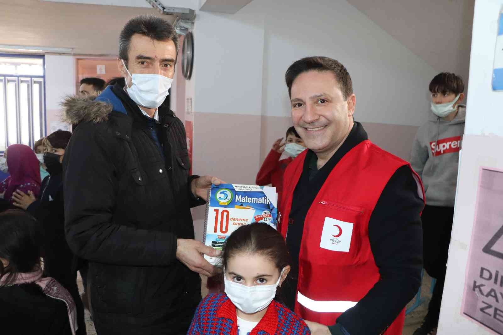 Samsun'da yürek ısıtan destek: 600 test kitabını okula bağışladılar
