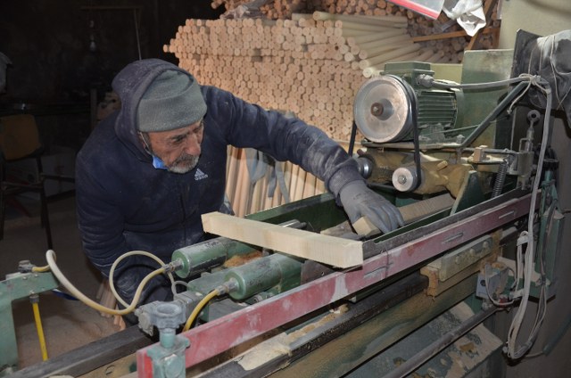 85'lik Abdullah usta fabrika gibi çalışıyor, günde 500 keser sapı üretiyor
