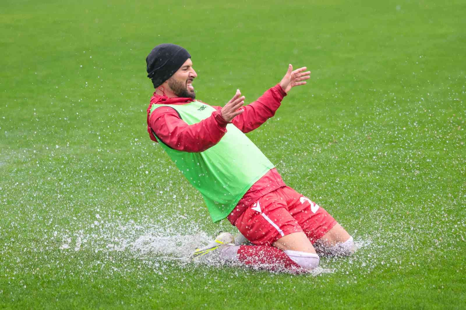 Samsunspor'un Hansa Rostock maçı yağmur engeline takıldı
