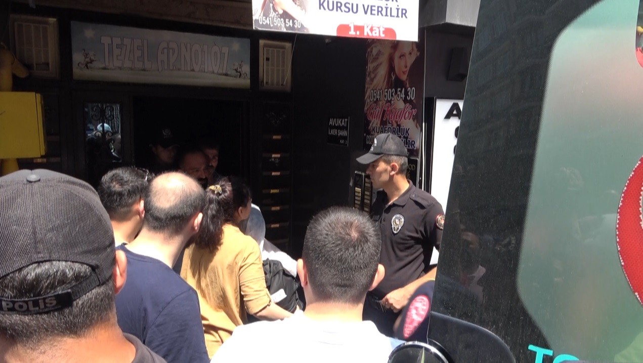 Samsun'da çatıda can pazarı: Polisin hamlesi kadını kurtardı
