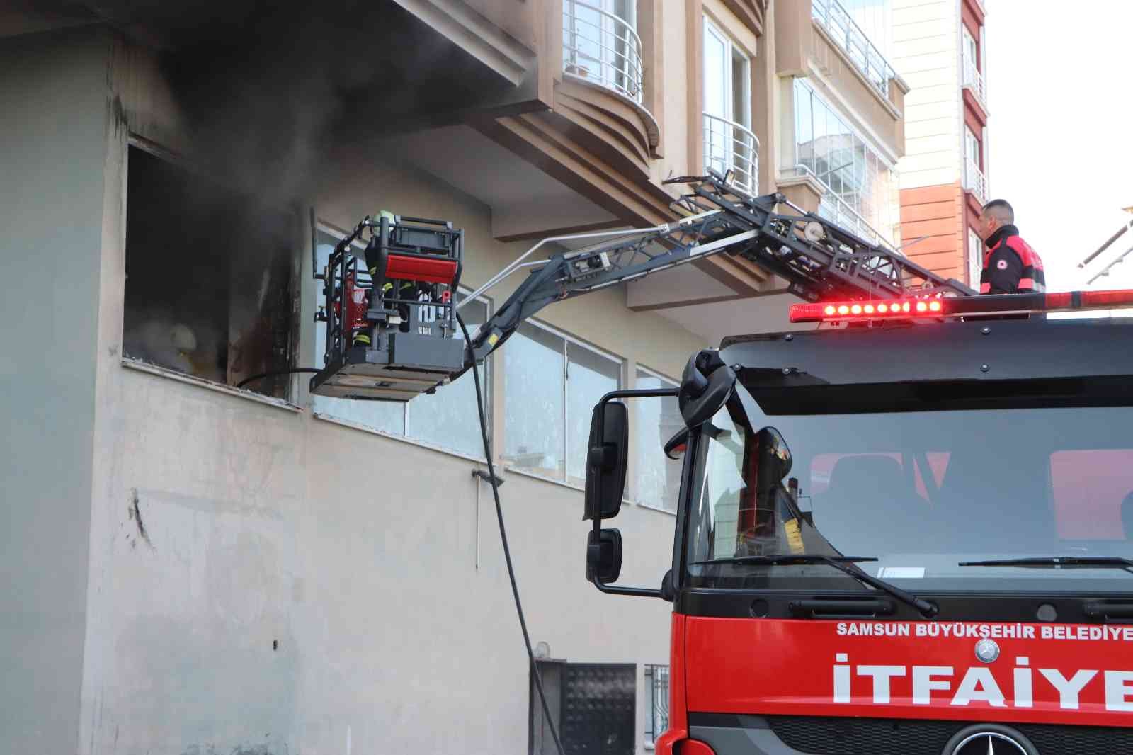 İnşaat malzemeleri deposunda yangın
