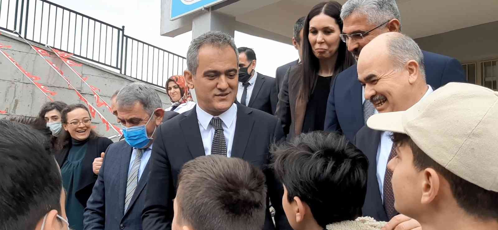 Öğrencilerden Bakan Özer'i gülümseten istek: 'Müzikten bırakıyorlar, sınıfta kalma olmasın"

