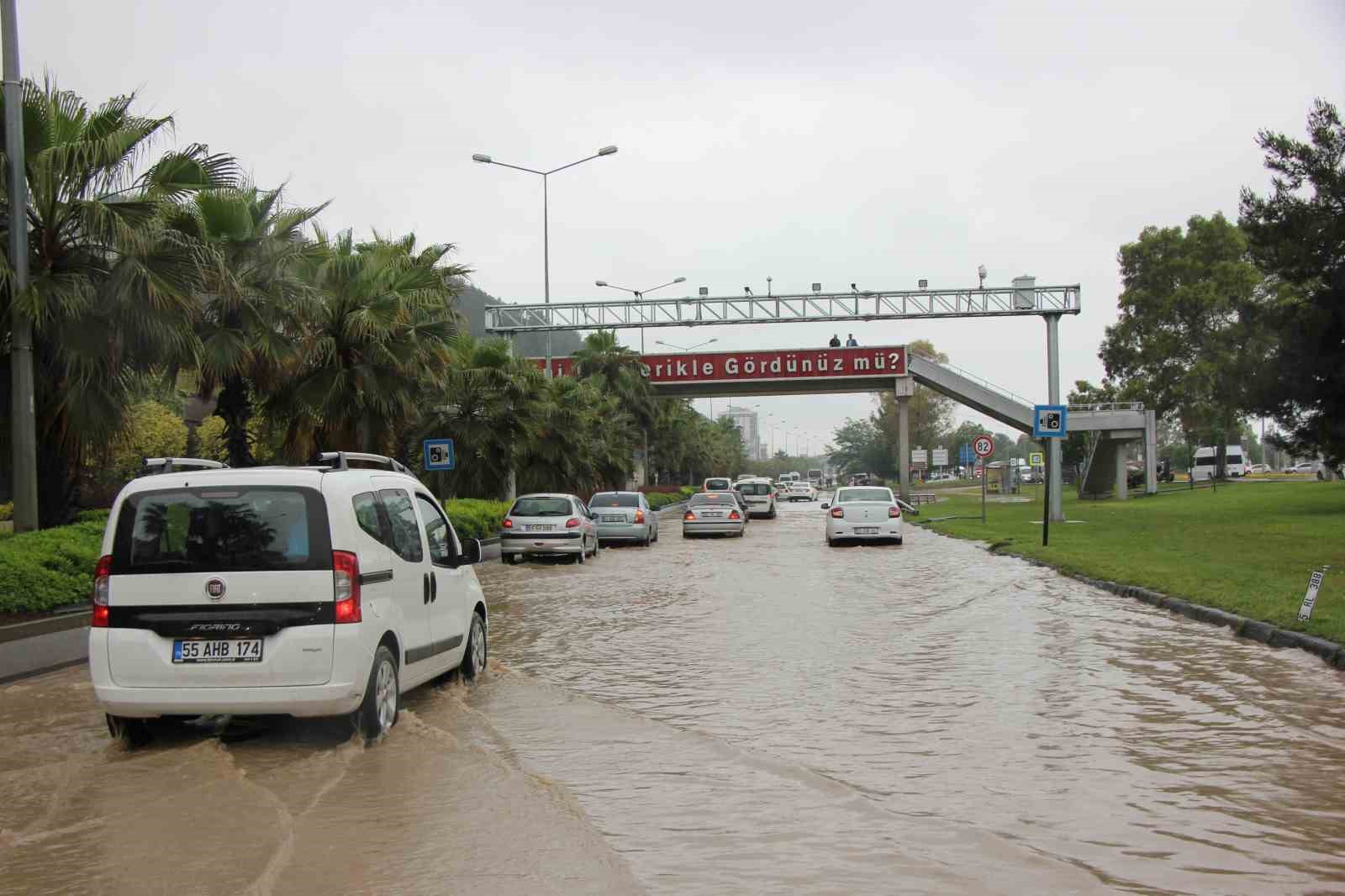 Samsun yine sele teslim: Karayolu göle döndü
