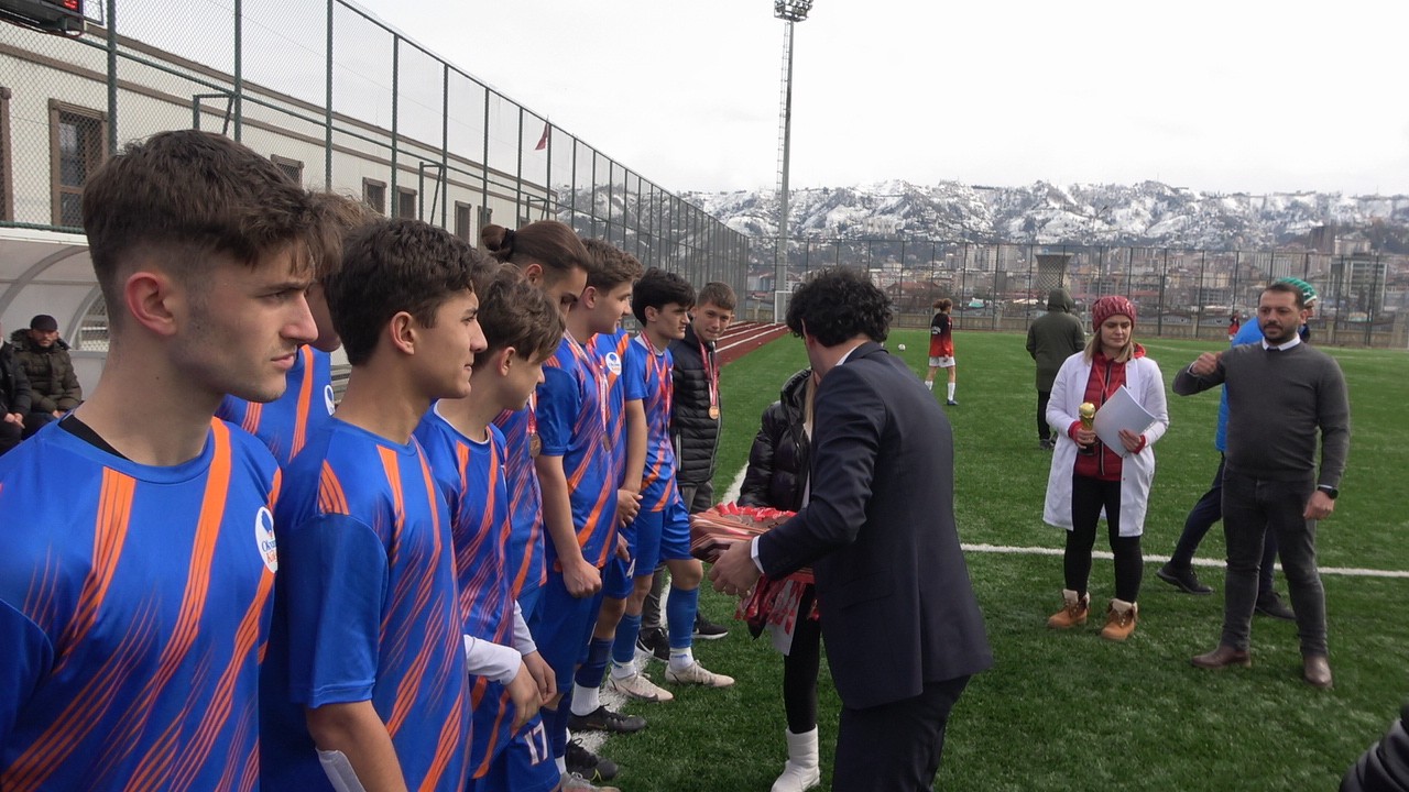 Okullararası futbol turnuvası finalleri Rize'de düzenlendi
