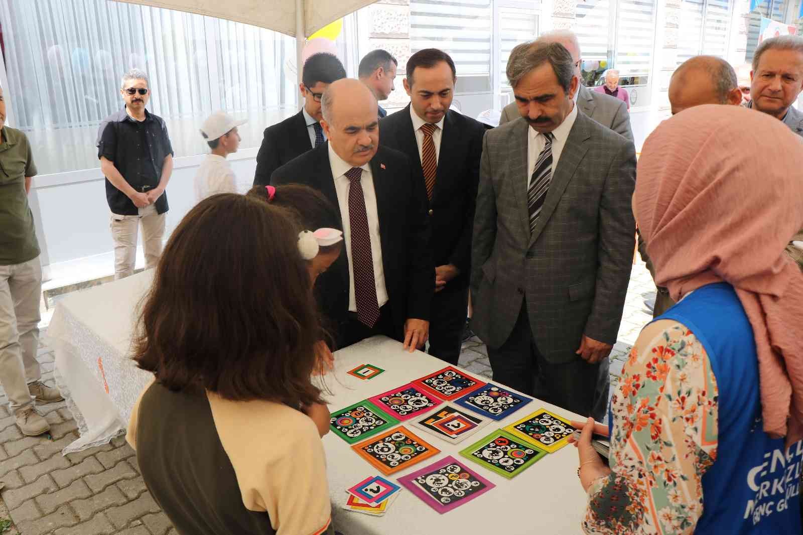 Samsun Valisi Dağlı: 'Çocukların kitaplardan önce bizleri izlediğinin farkındayız'
