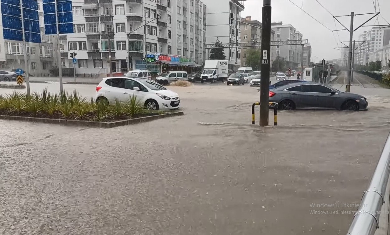 Sağanak yağış Samsun'u esir aldı
