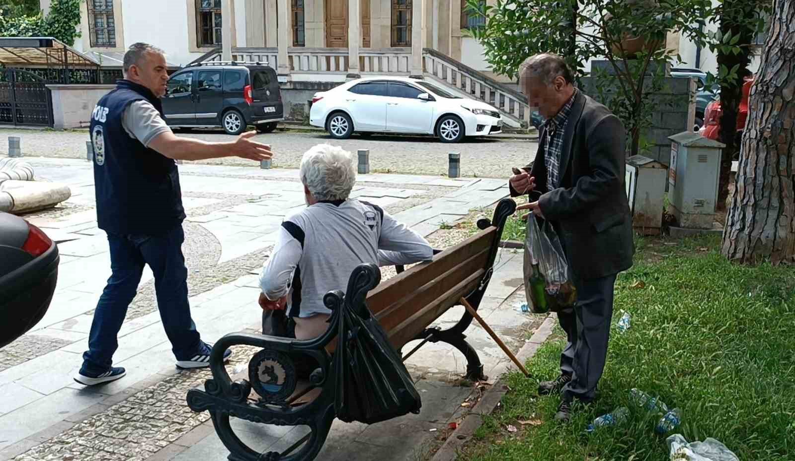 Parkı mesken tutan sarhoşlar, içkilerine el konulunca taşkınlık çıkardı
