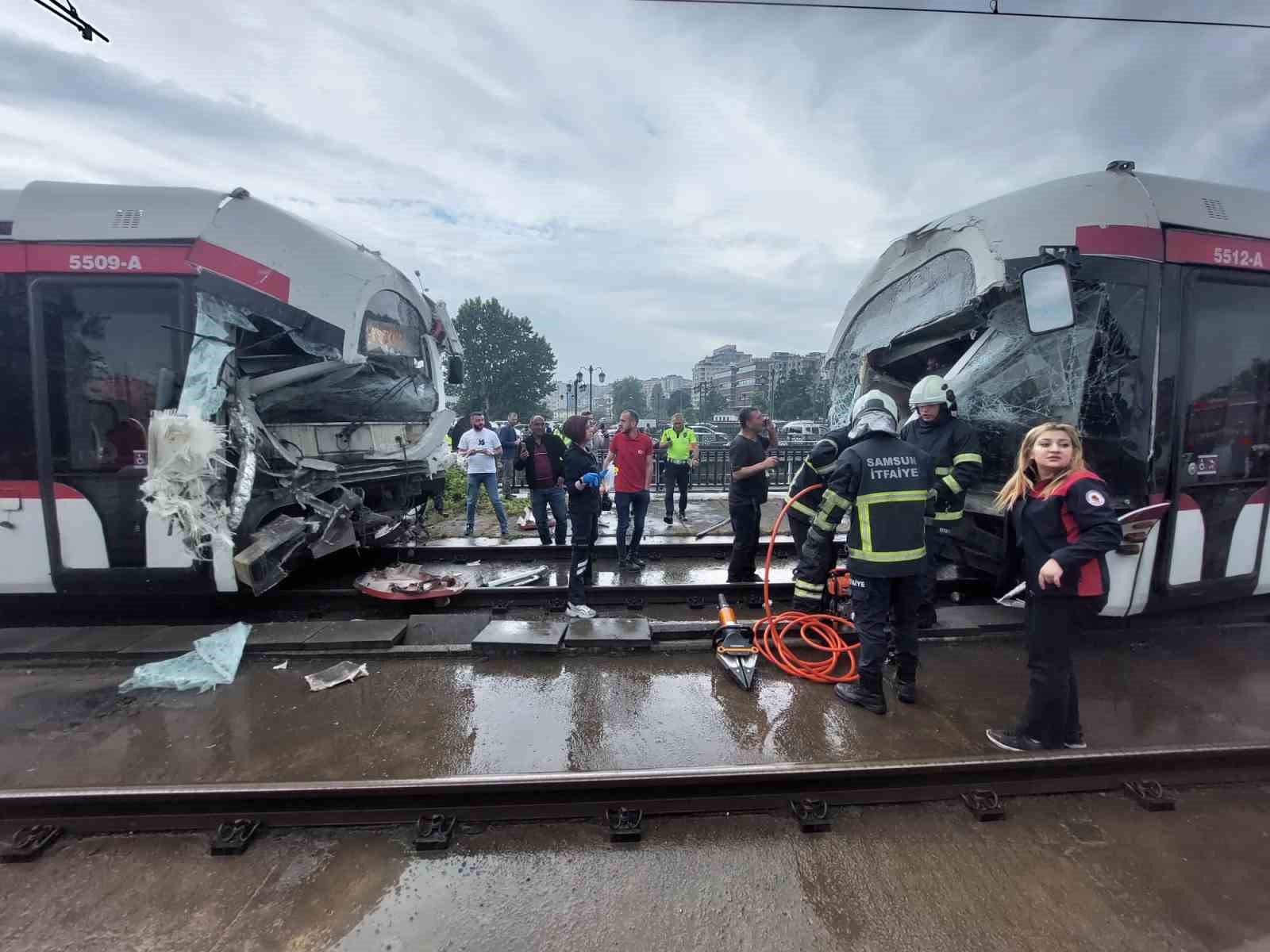 Samsun'da tramvaylar çarpıştı: 1'i ağır 14 yaralı

