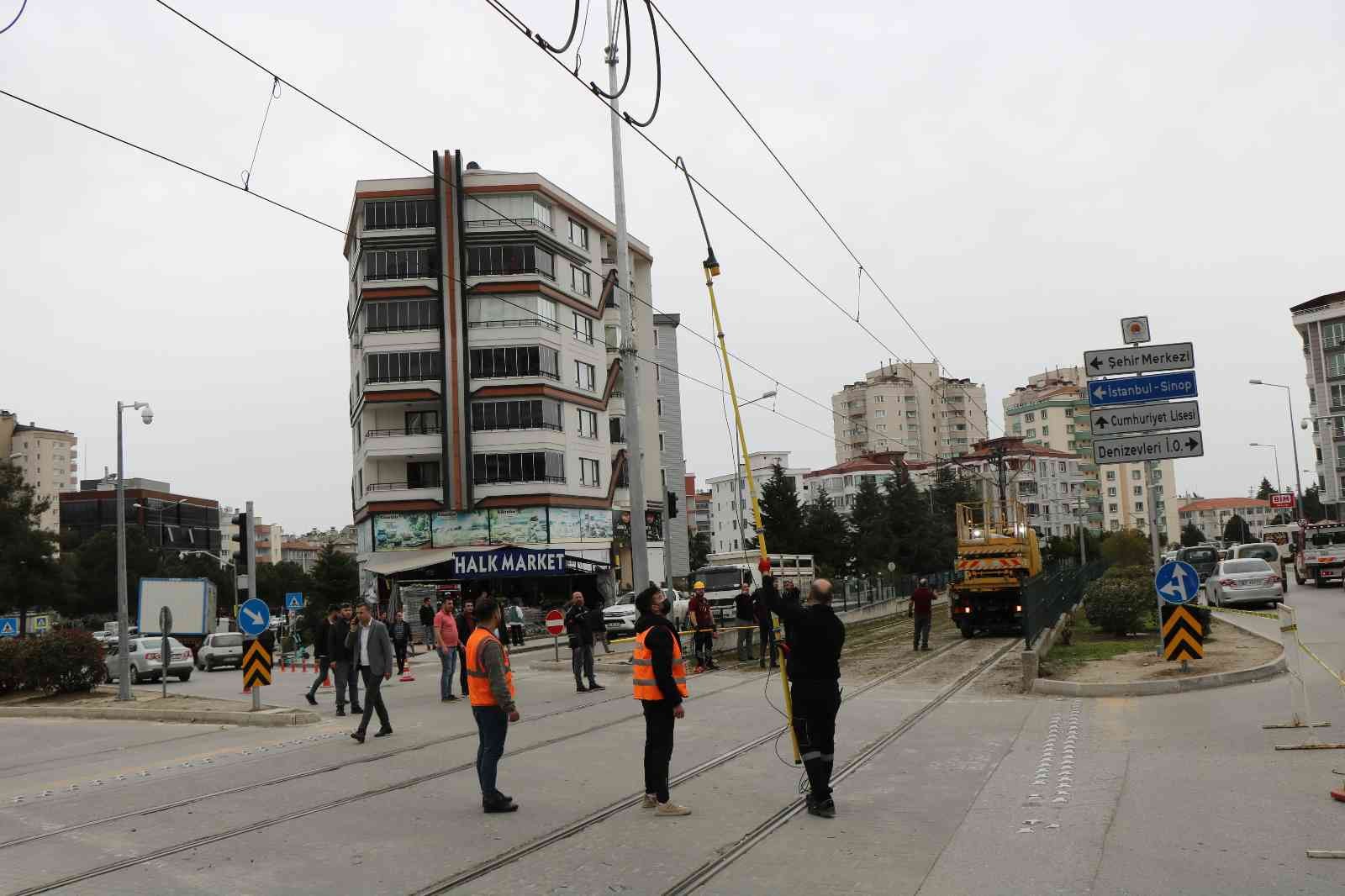 Vinç tramvay hattının elektrik telini kopardı, seferler aksadı
