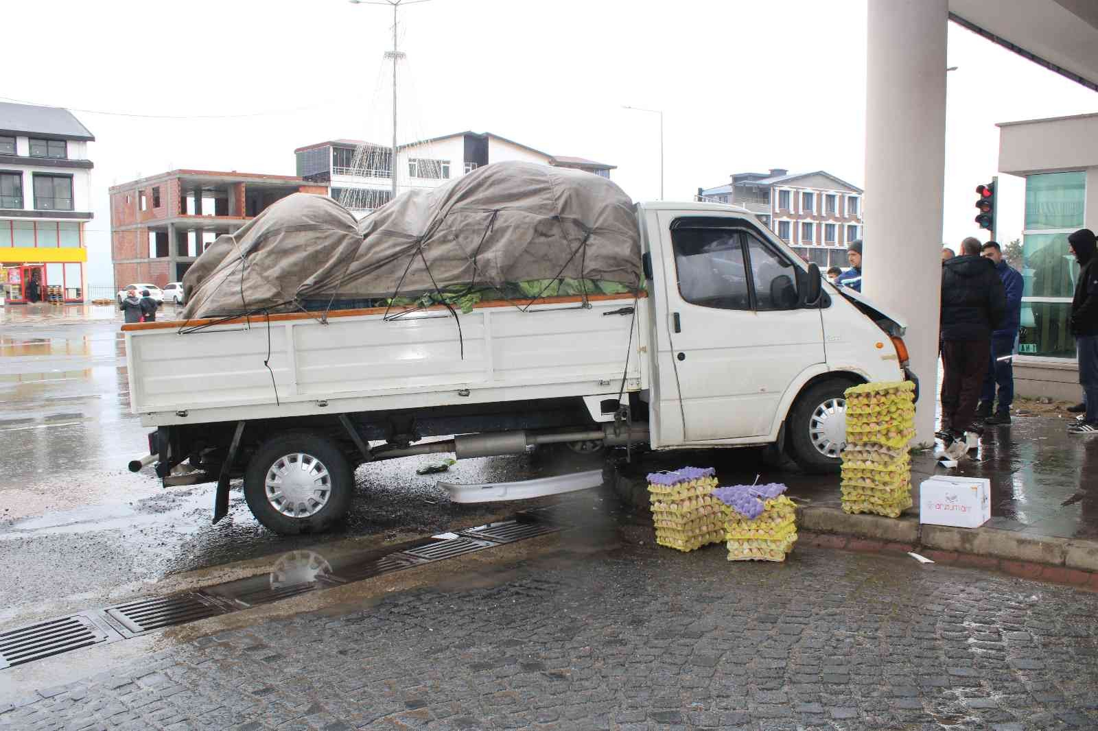 Ordu'da trafik kazası: Araçlar hastane girişindeki beton direğe çarparak durabildiler
