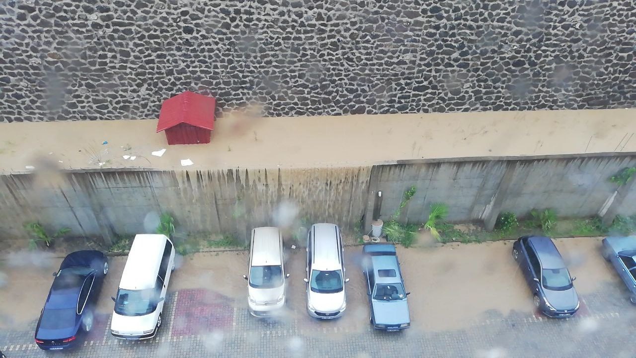 Samsun'da istinat duvarı araçların üzerine çöktü