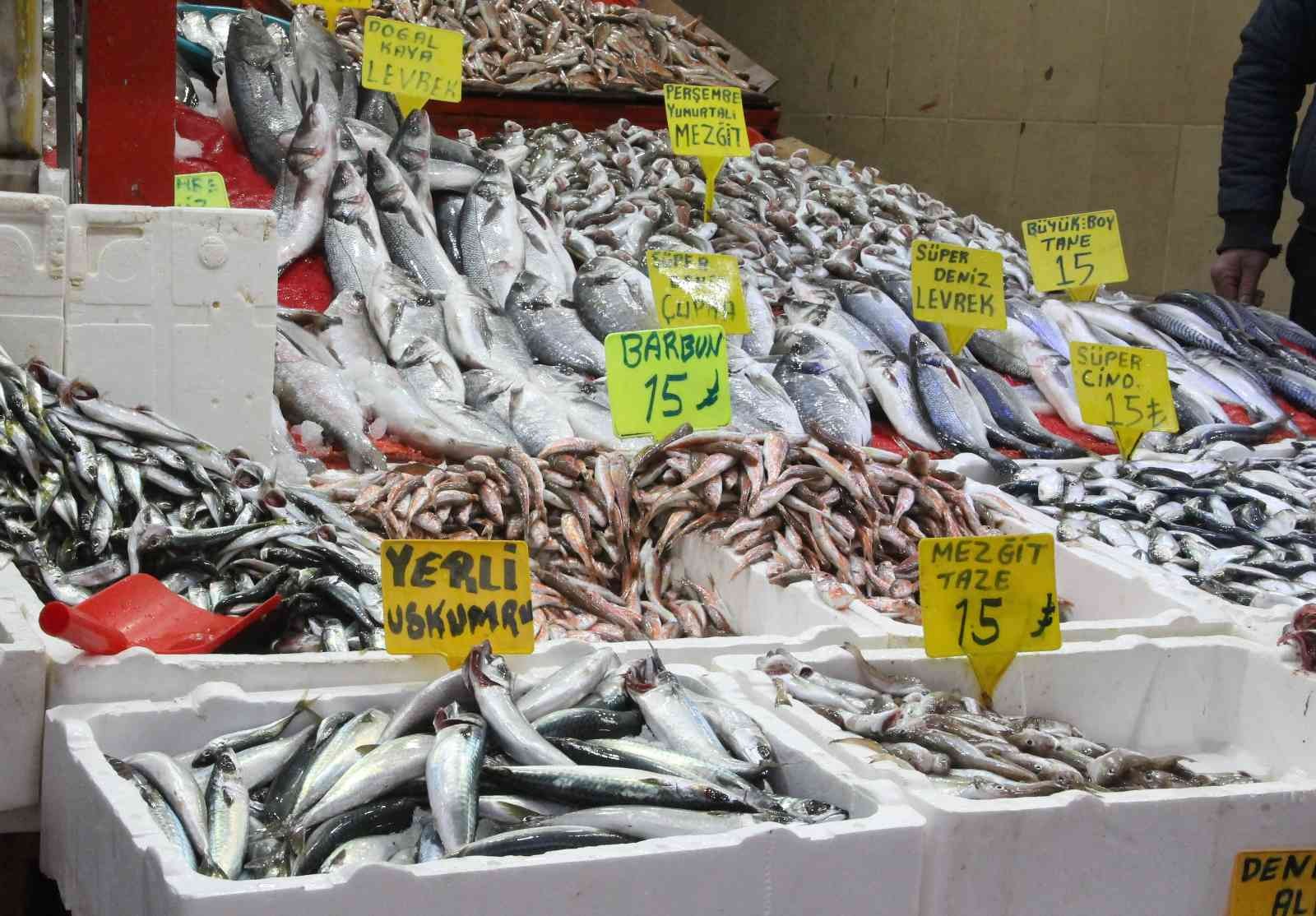Balık tezgahlarında enflasyon yok: 3 balık çeşidi 15 lira
