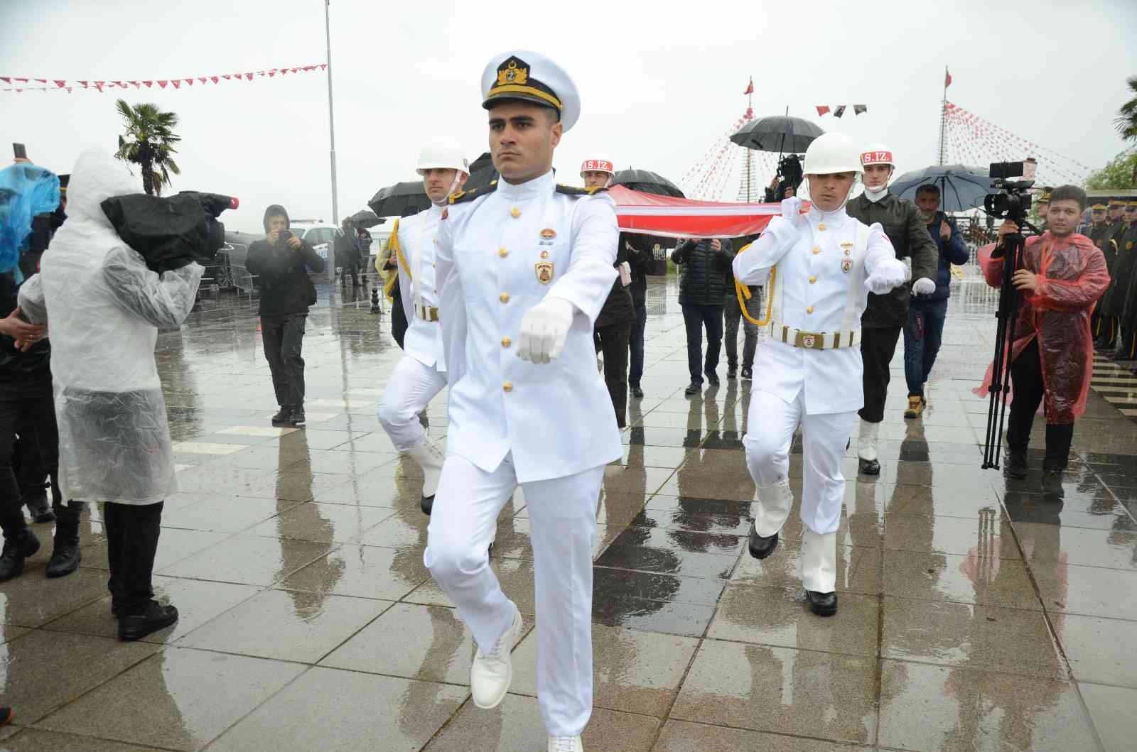 Atatürk'ü temsil den bayrak karaya çıkartıldı
