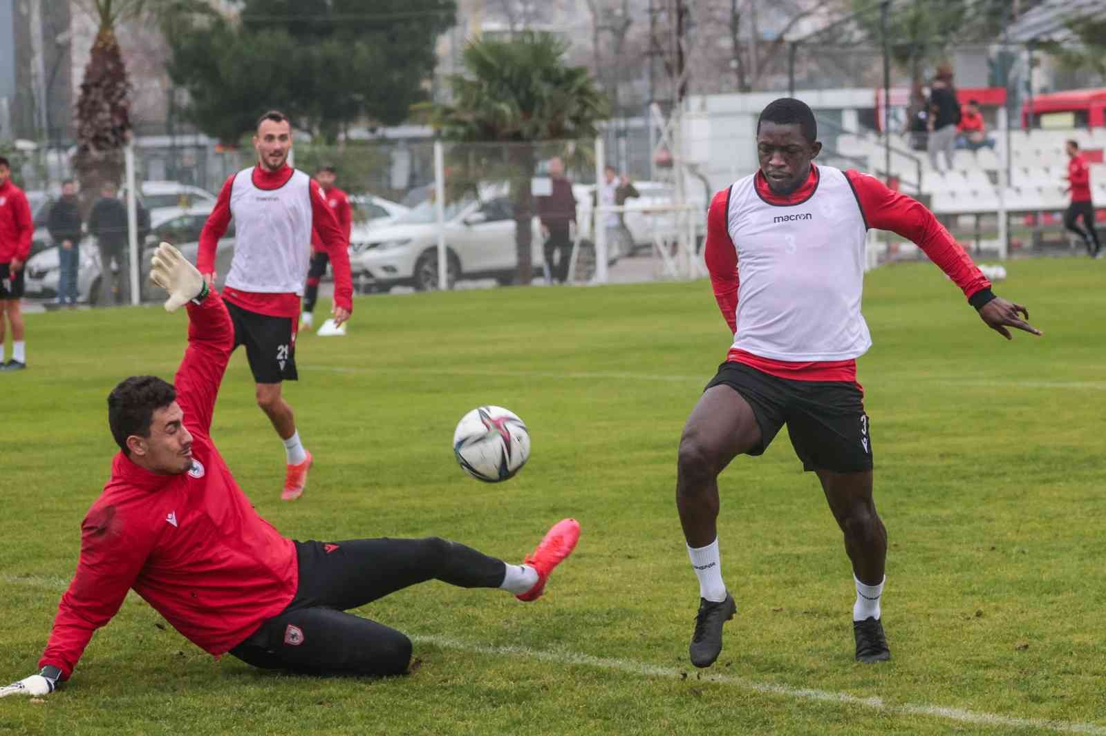 Samsunspor'un yabancıları futbola 'yabancı'
