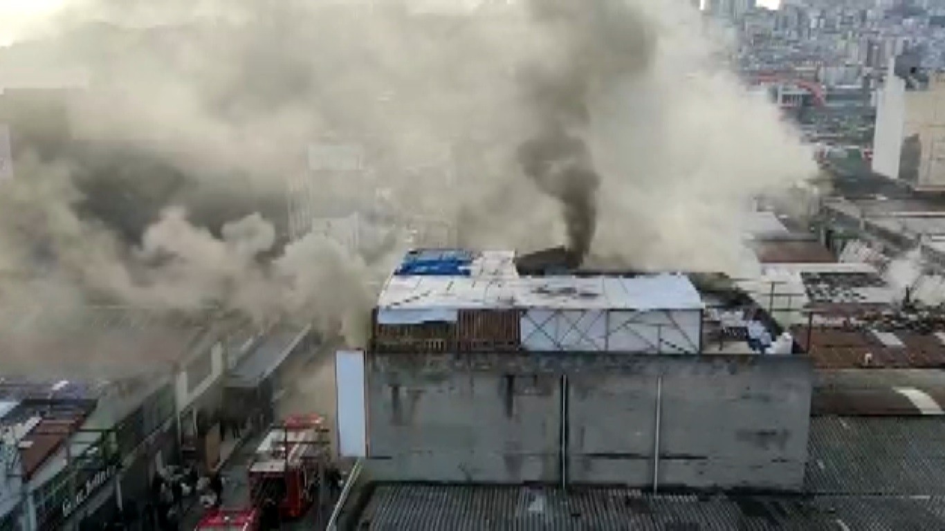Mobilya üretim mağazası yandı: 2 kişi dumandan etkilendi

