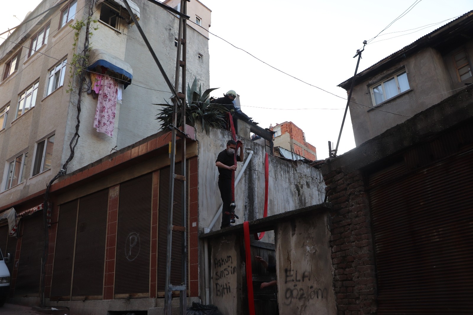 Samsun'da 3 katlı metruk bina alevlere teslim oldu

