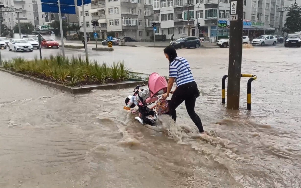 Sağanak yağış Samsun'u esir aldı
