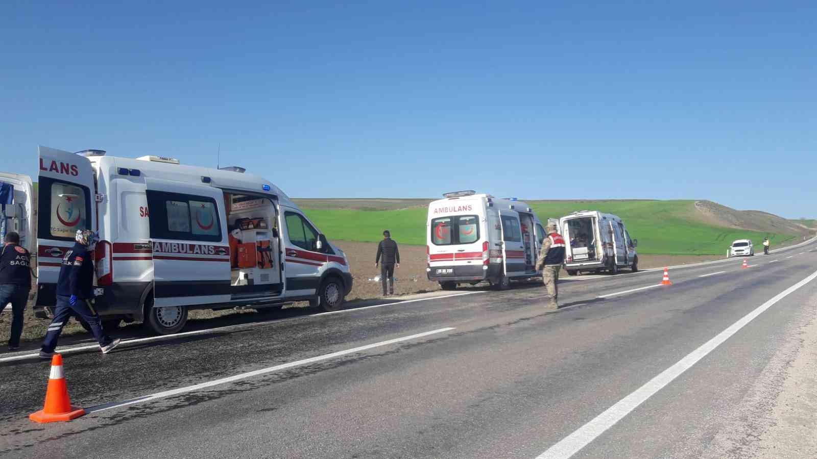 Amasya'da takla atan otomobil tarlaya uçtu: 4 yaralı
