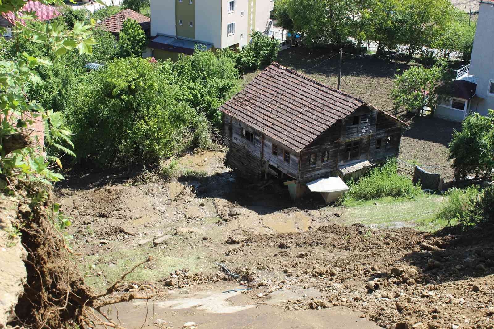 Sinop'ta heyelan: 2 ev ve 1 samanlıkta zarar oluştu
