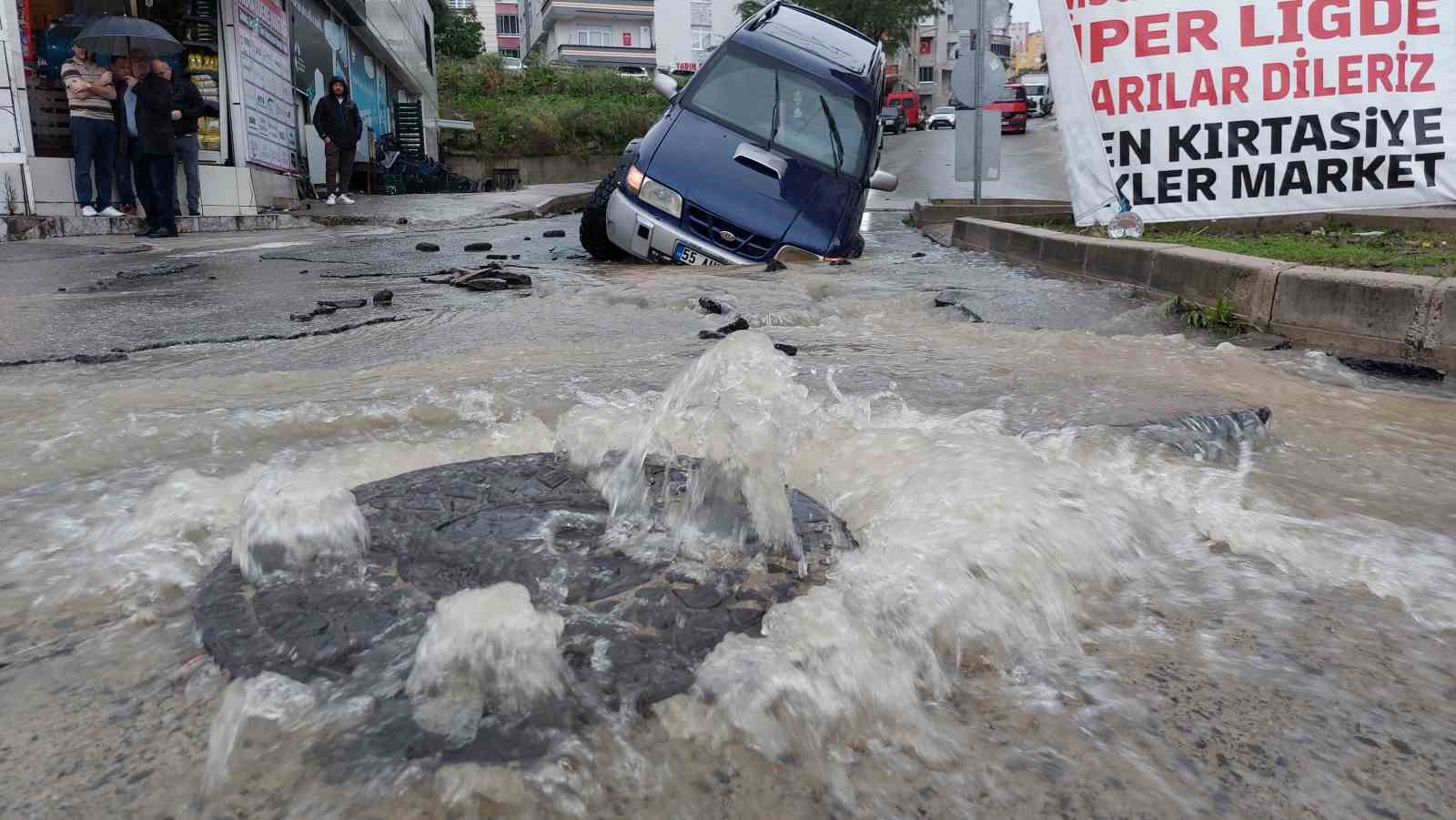 Samsun'da sel felaketi! Yollar çöktü, araçlar yolda kaldı