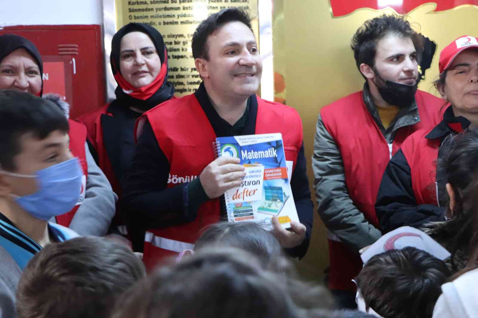 Samsun'da yürek ısıtan destek: 600 test kitabını okula bağışladılar

