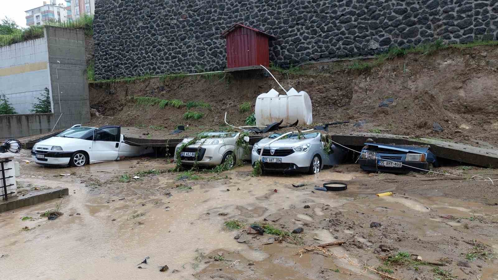 Samsun'da istinat duvarı araçların üzerine çöktü