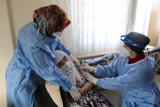 Samsun'da 108 yaşındaki nine aşı oldu