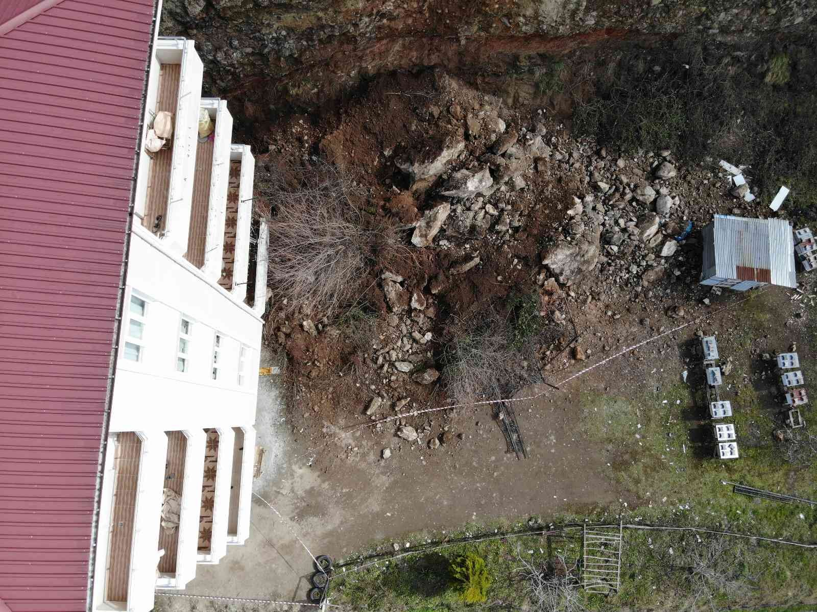 Samsun'da heyelan nedeniyle 5 katlı bina boşaltıldı
