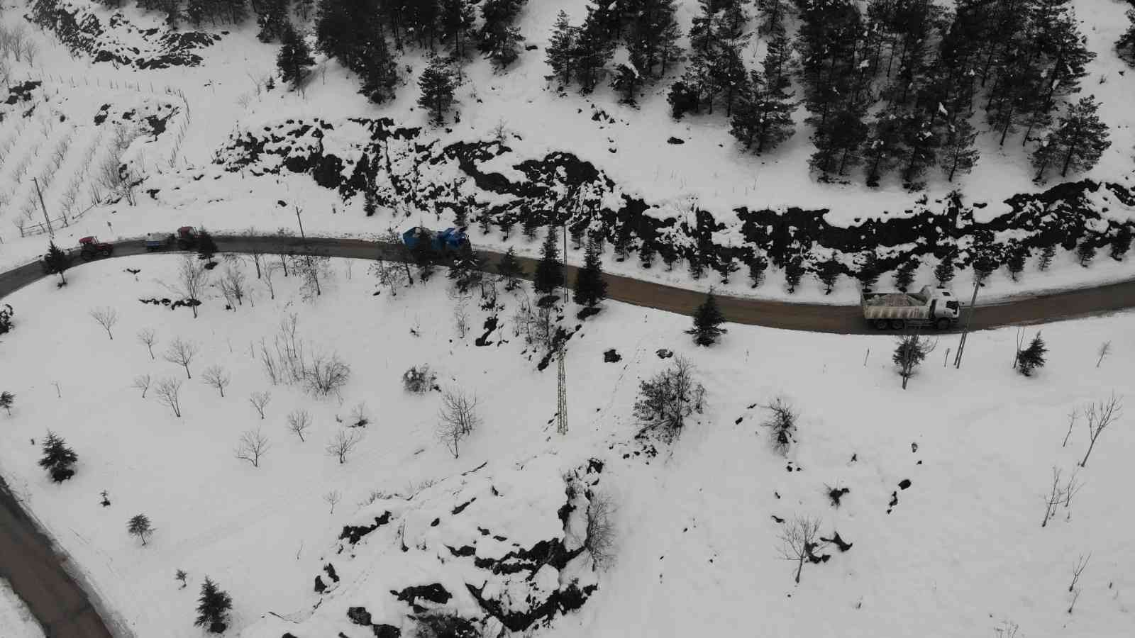 Sokaklardaki karları toplayıp baraj gölüne taşıdılar
