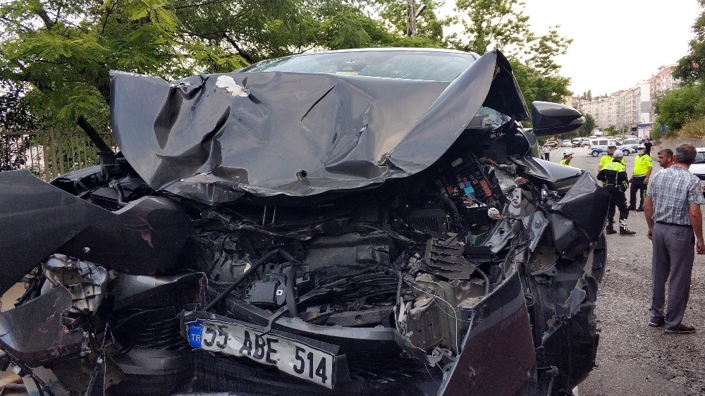 Samsun'da belediye otobüsü ile çarpışan otomobilin sürücüsü ağır yaralandı
