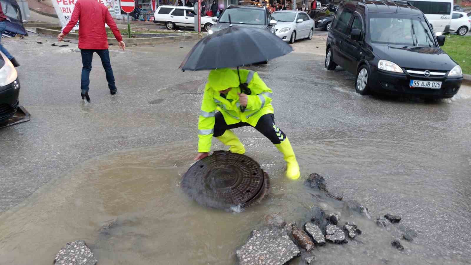 Samsun'da sel felaketi! Yollar çöktü, araçlar yolda kaldı