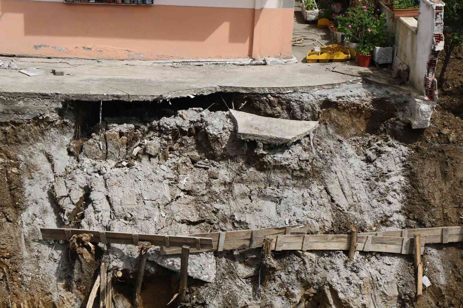 Toprak kayması sonucu tahliye edilen 2 bina sakinlerinin tedirgin bekleyişi
