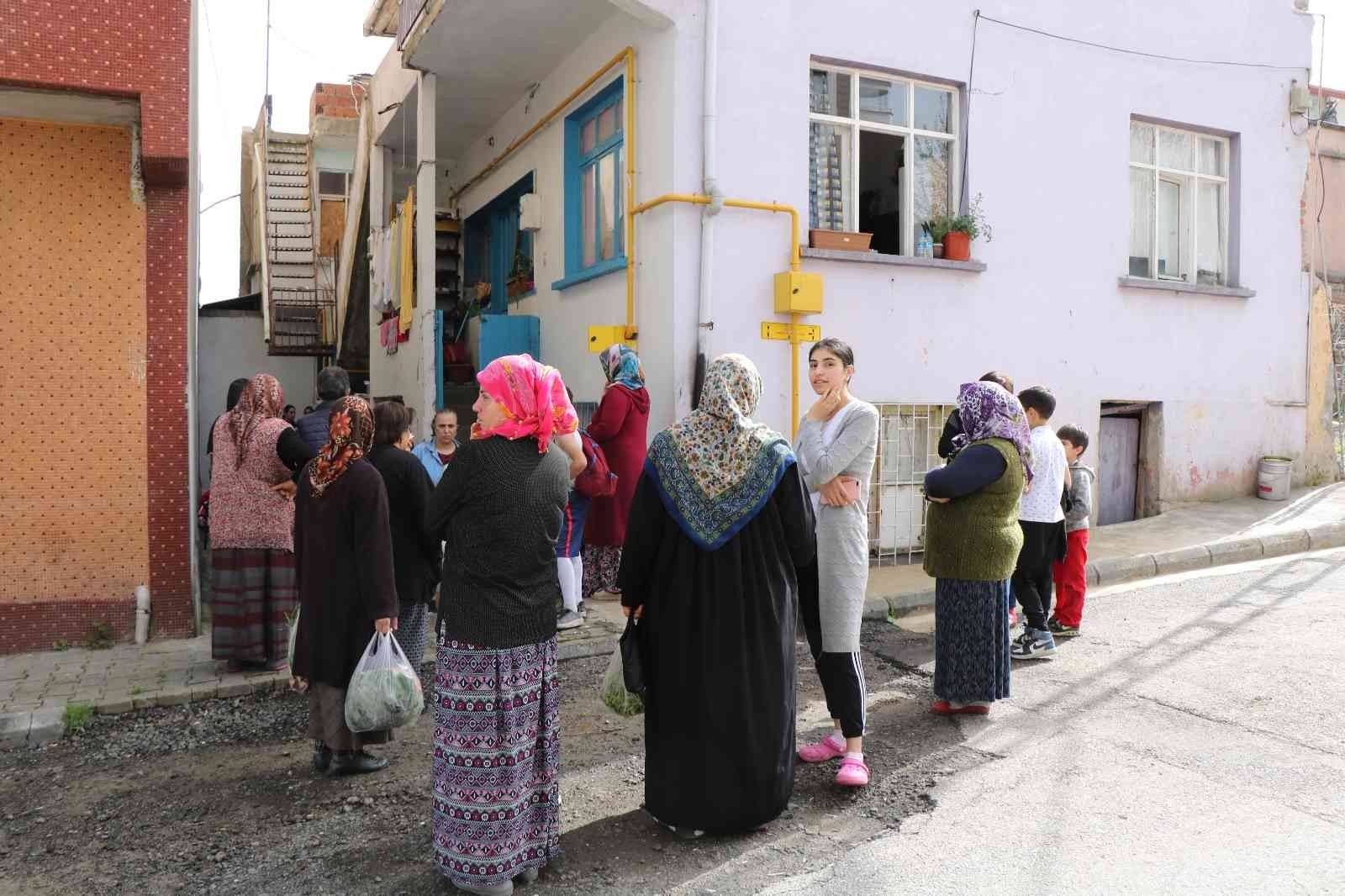 Engelli çocuk evde torpil patlattı: Ev küle döndü
