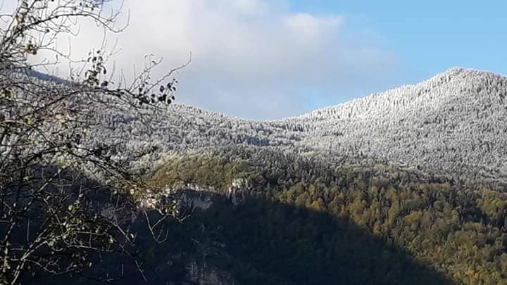 Mevsimin ilk karı düşen Hacıağaç Dağı'nda kartpostallık görüntü
