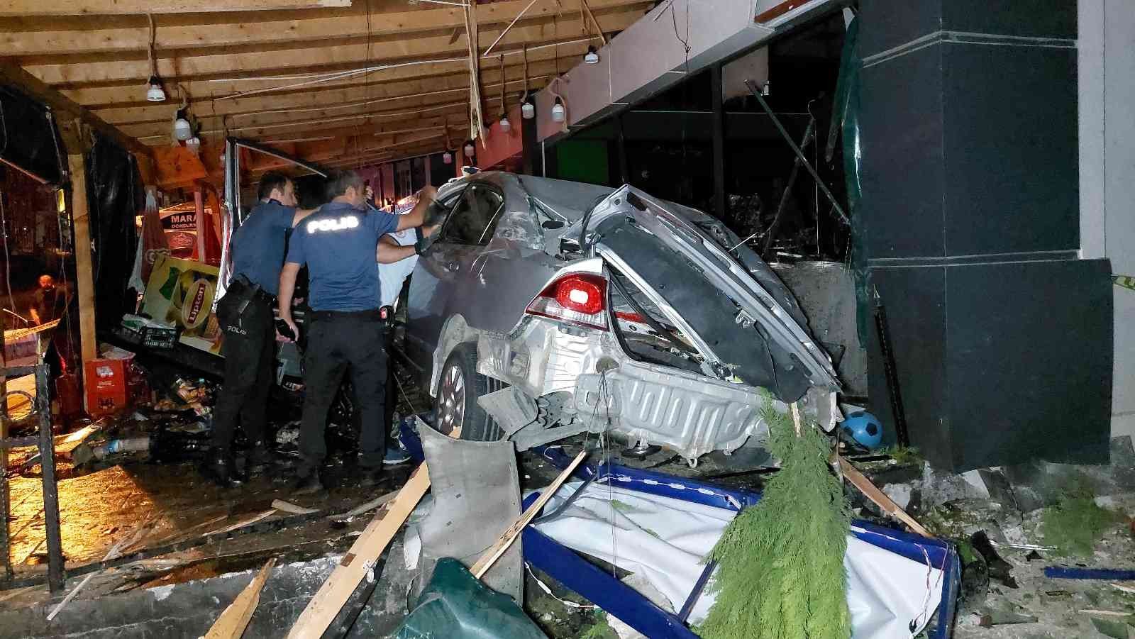 Samsun'da 25 metre takla atan otomobil şarküteri dükkanına çarptı: 2 ölü
