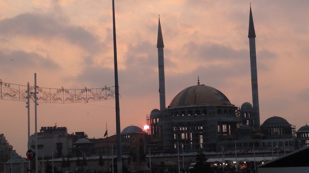 Taksim'de batan güneş Türk bayrağı ile buluştu
