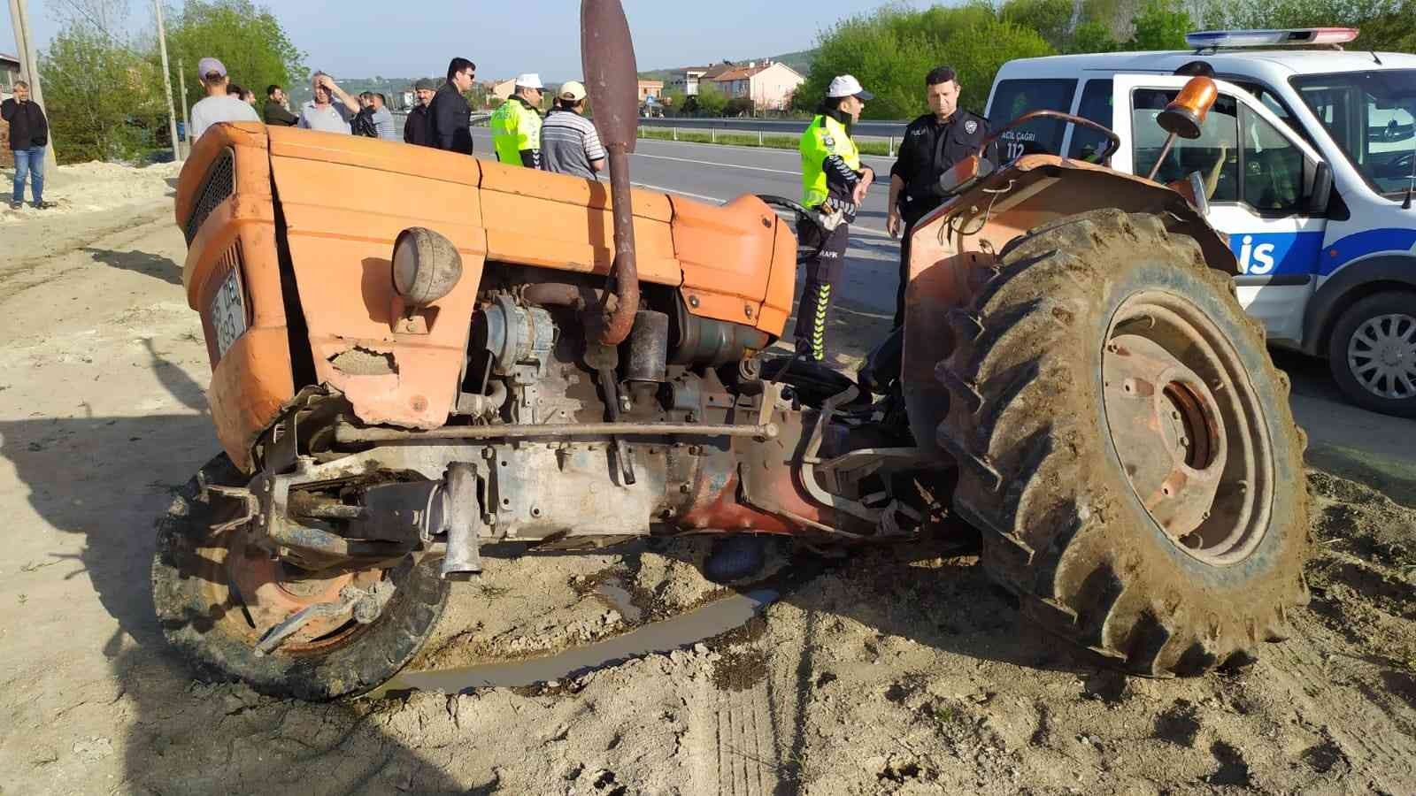 Samsun'da otomobil ile traktör çarpıştı: 4 yaralı
