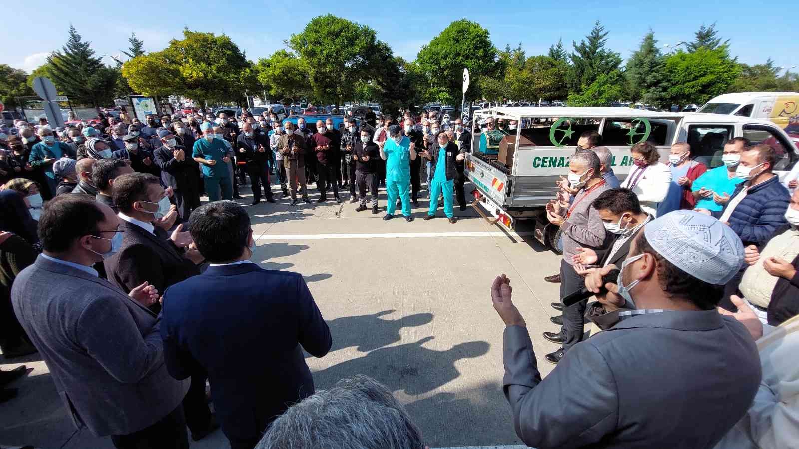 Hayatını kaybeden anestezi teknisyeni için hastane önünde tören düzenlendi
