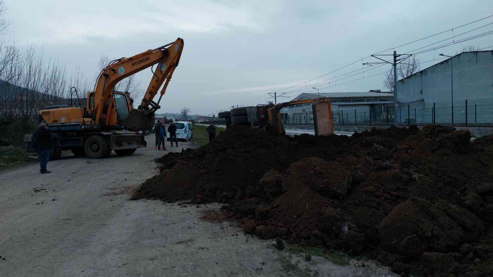 Samsun'da toprak döken hafriyat kamyonu devrildi: 1 yaralı
