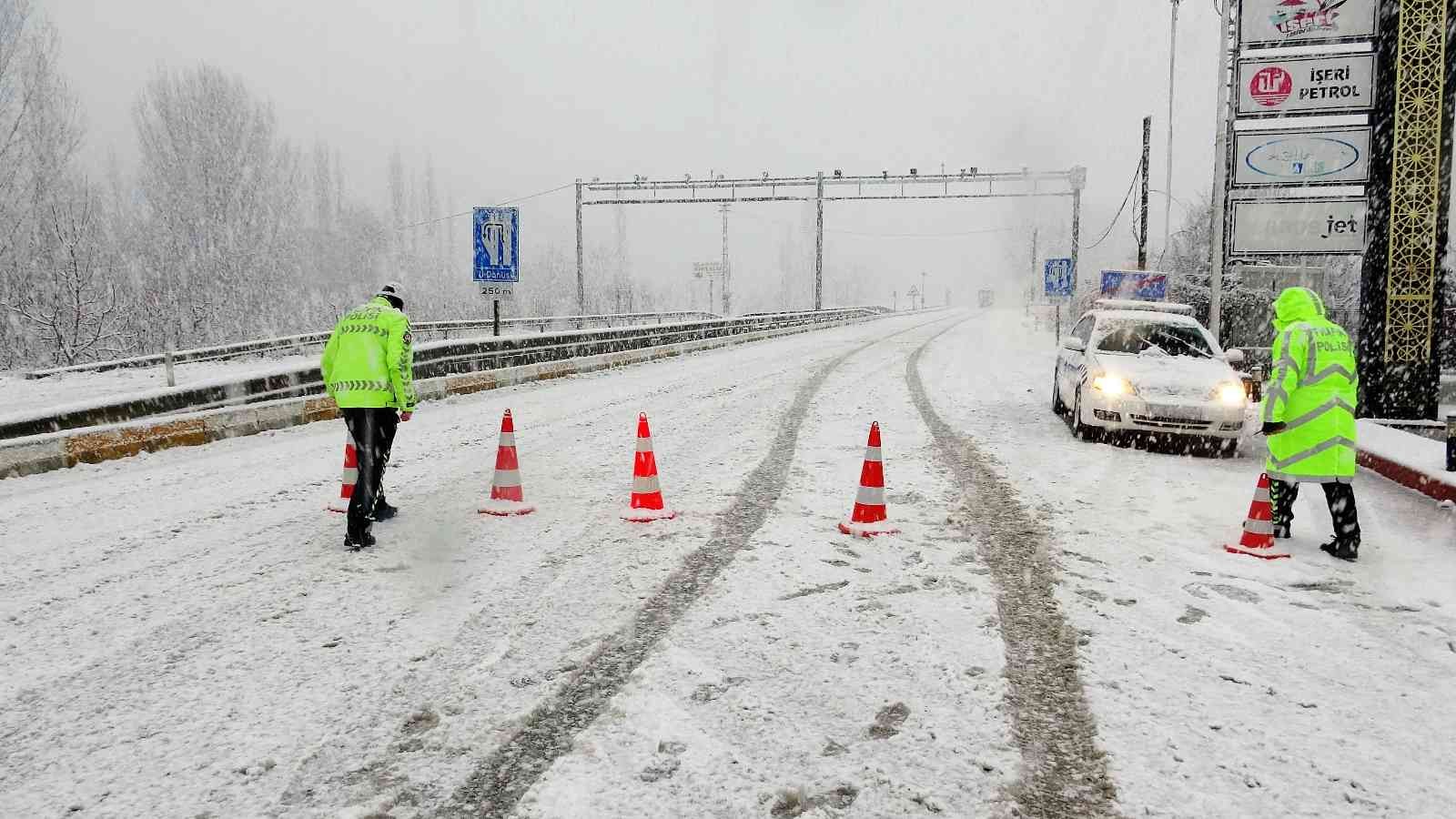 Tokat - Sivas kara yolu ulaşıma kapandı
