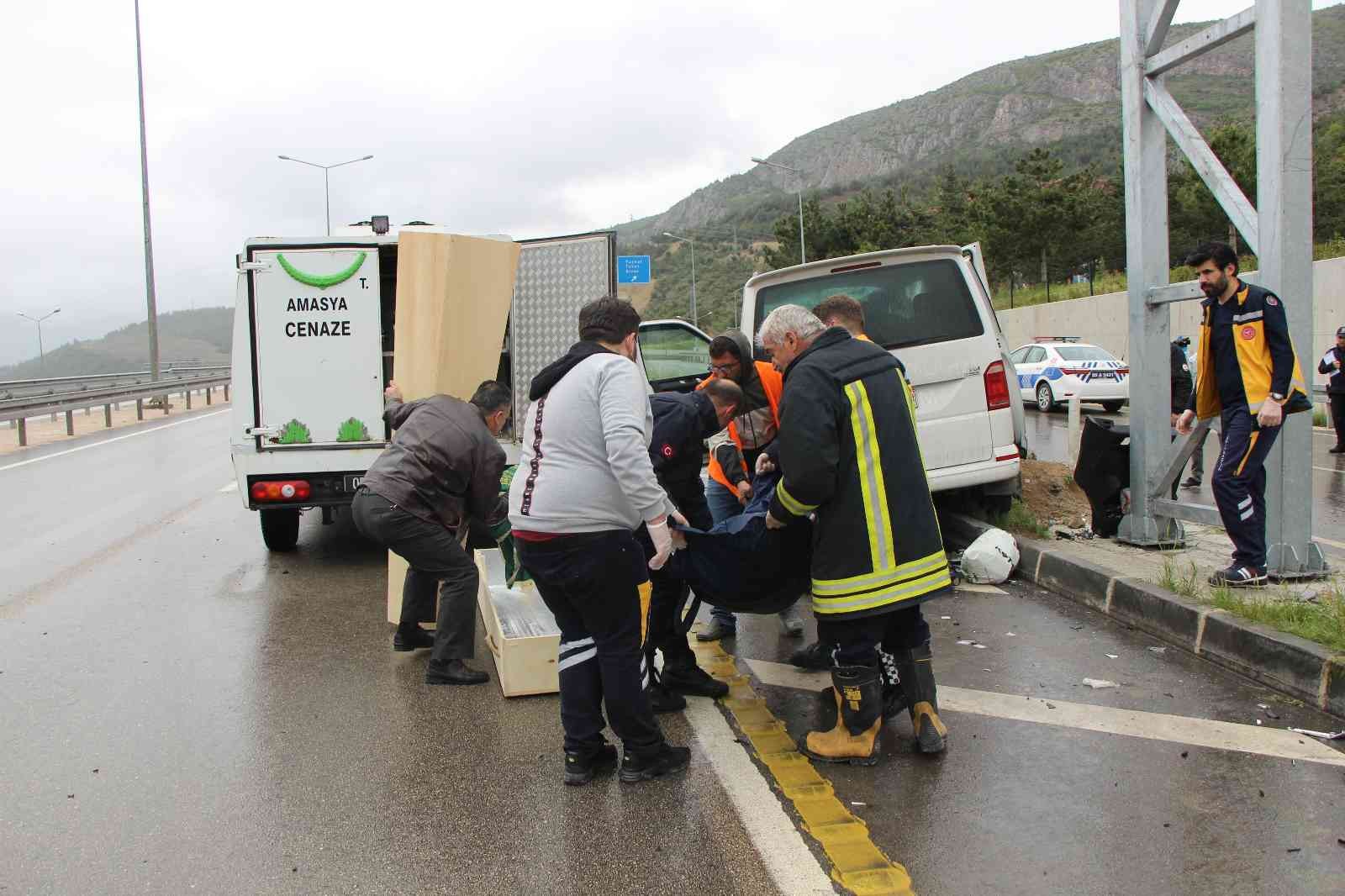 Amasya'da minibüs yol kenarındaki pikaba çarptı: 2 ölü, 6 yaralı
