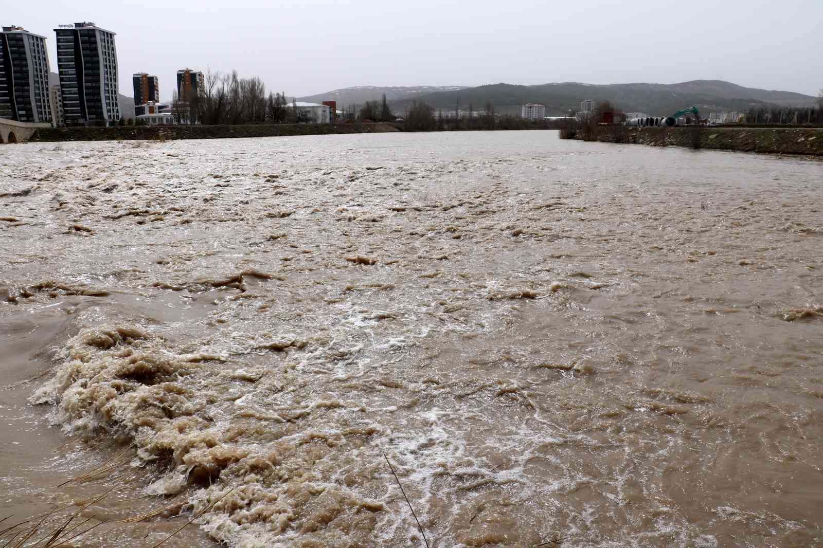 Türkiye'nin en uzun nehri eriyen karlarla coştu
