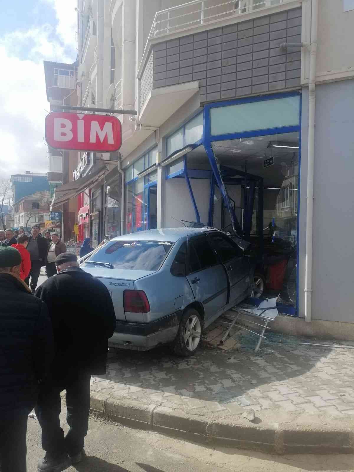 Samsun'da otomobil markete girdi: 2 yaralı
