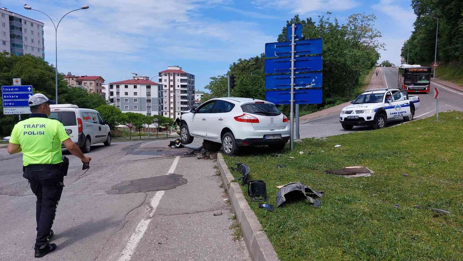 Samsun'da trafik lambasına çarpan otomobil hurdaya döndü
