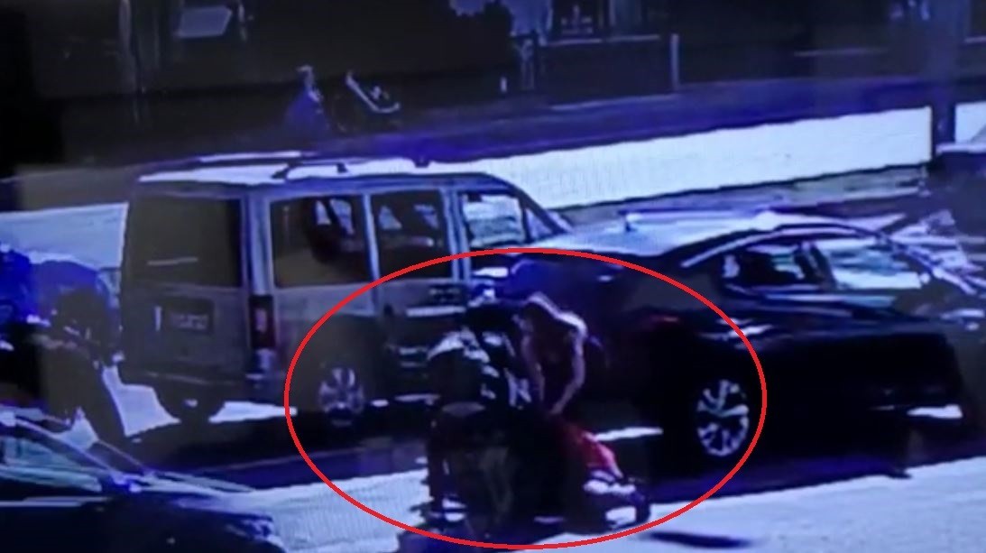 Trafikte yol verme tartışmasında polis memuru bıçaklandı: Olay anı kamerada
