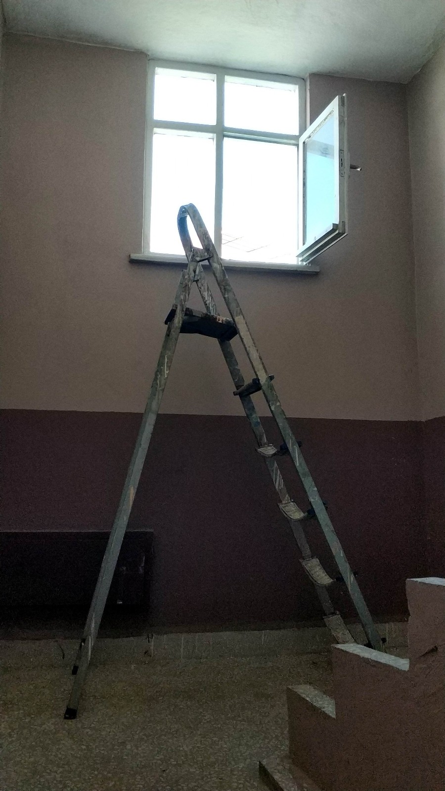 Anahtarı evde unutup balkondan eve girmek isterken 3. kattan düştü
